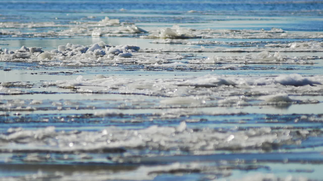 차가운 얼음 바다, 녹는 북극 빙하에서 바다 표면에 떠 있는 얼음