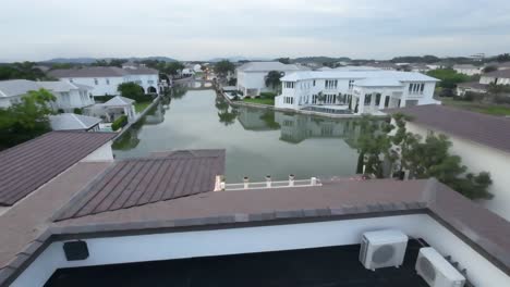 Attractive-Houses-By-The-Venetian-Canal-At-Lagos-de-Batan-In-Samborondon,-Ecuador