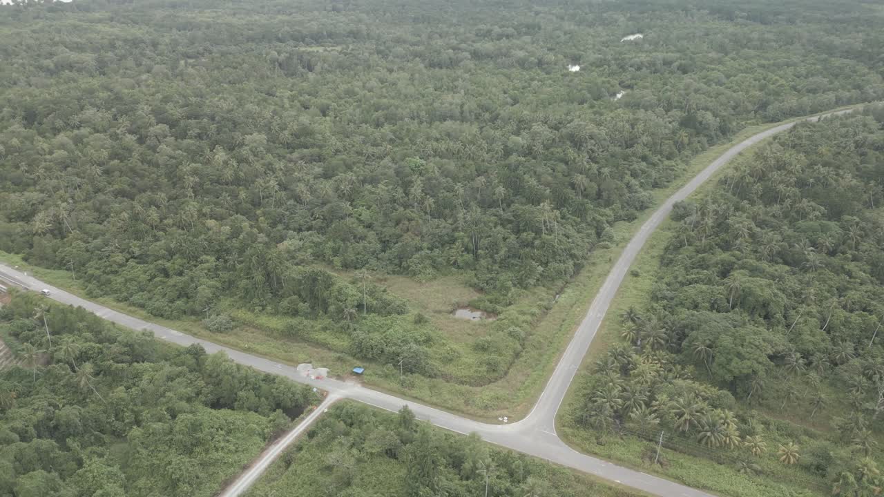 vista de avión no tripulado de la carretera principal de entrada a la playa de terombol en kuching, sarawak