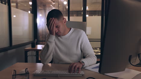 negocios, estrés y hombre con computadora por la noche