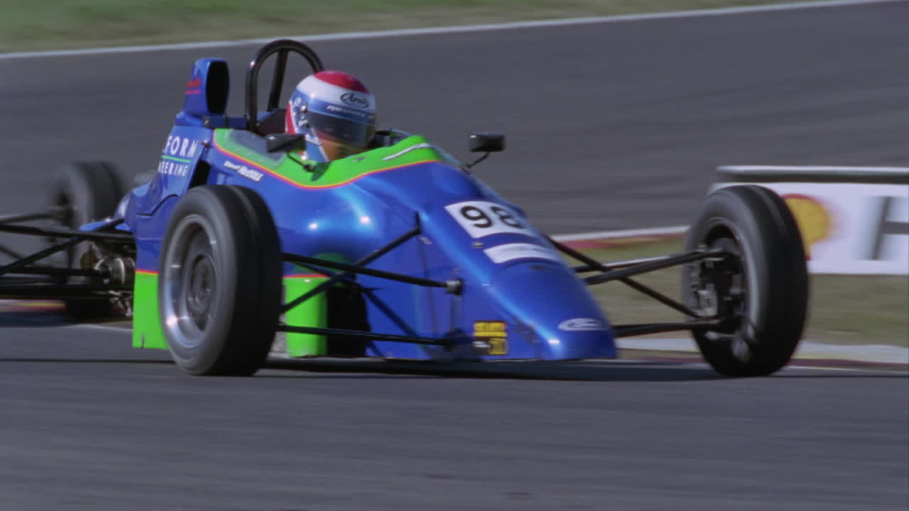 un piloto de carreras acelera para salir de una curva cerrada