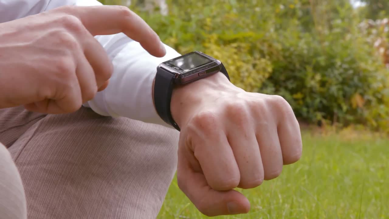 primer plano de un hombre usando un reloj inteligente