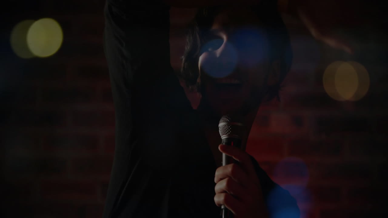 카우카시안 남자의 노래에 대한 빛의 반점의 애니메이션