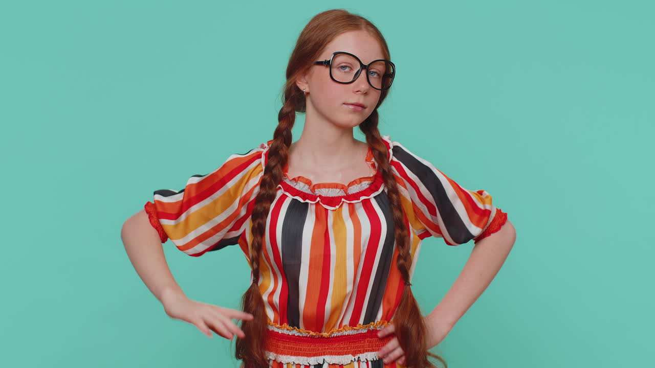 rubius molesta chica elegante haciendo rostro gesto de la palma, sentirse aburrido, decepcionado con el resultado, malas noticias