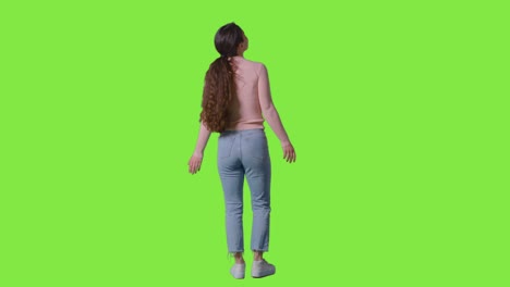 toma de estudio de larga duración de una mujer con expresión asombrada mirando a su alrededor en entorno vr contra pantalla verde 1