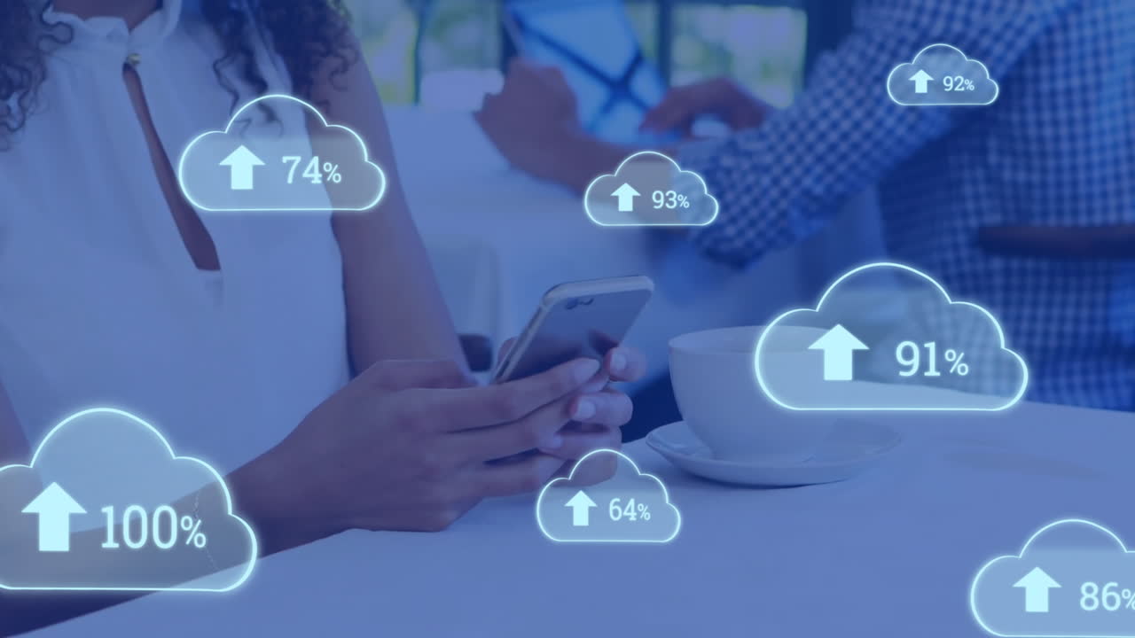 animación de nubes blancas cargando datos sobre diversos clientes en el café usando teléfonos inteligentes y tabletas