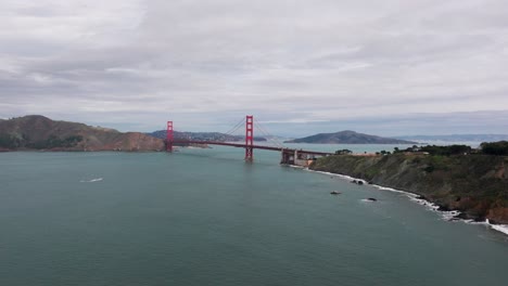 Disparo-Lento-De-Un-Dron-Volando-Hacia-El-Puente-Golden-Gate-Desde-Una-Gran-Altura