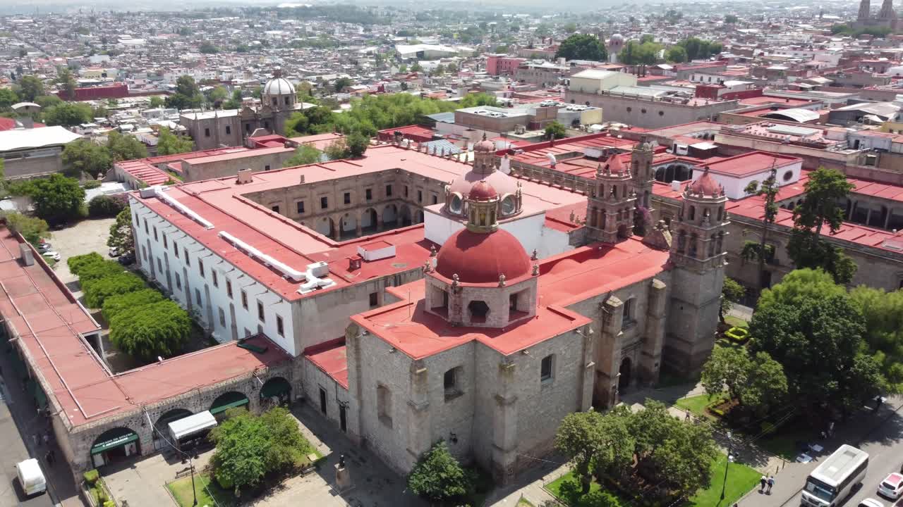 la órbita de una iglesia en morelia méxico