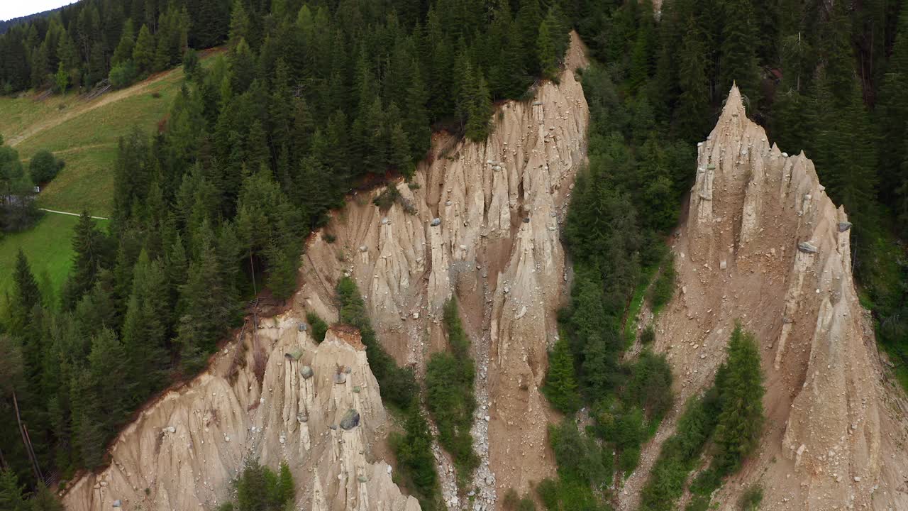 vista aérea de las pirámides de perca en los dolomitas