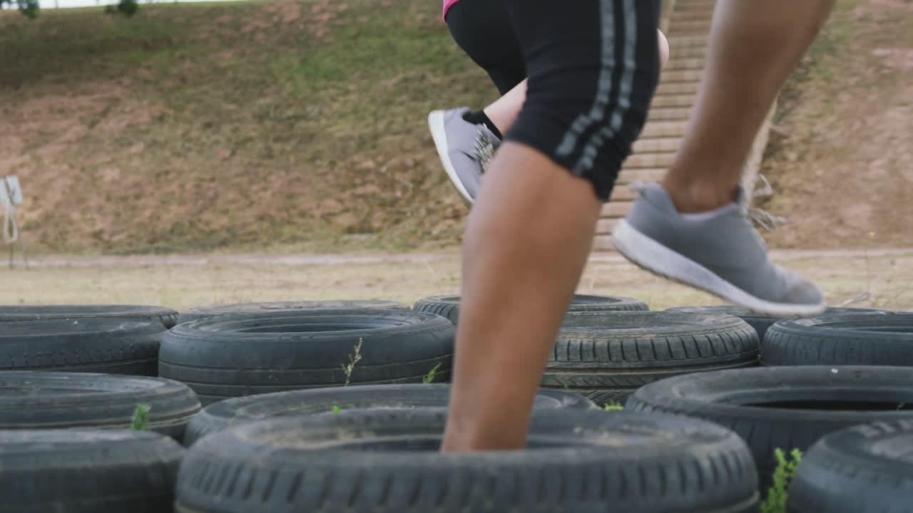 amigas disfrutando de hacer ejercicio en el campamento de entrenamiento juntas
