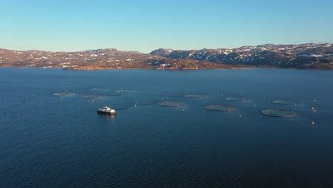 Imágenes-Aéreas-De-Una-Granja-De-Pesca-De-Salmón-En-Noruega