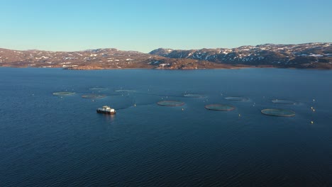 imágenes aéreas de granjas de pesca de salmón en noruega