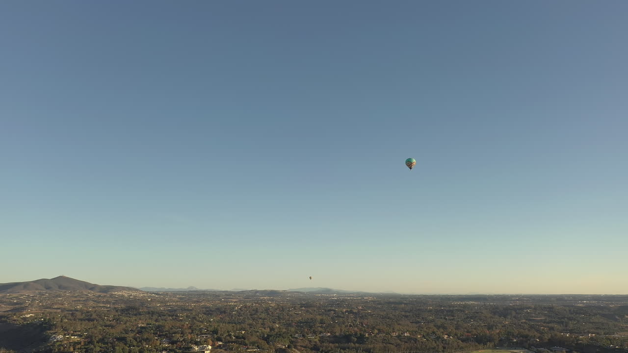 globos aerostáticos sobrevolando el condado de san diego
