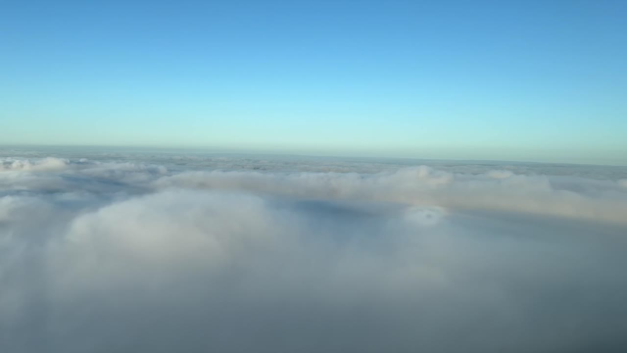 el halo de un avión a reacción en las nubes