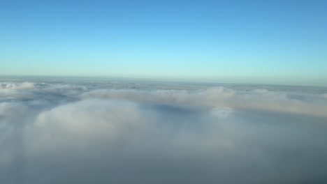 el halo de un avión a reacción en las nubes