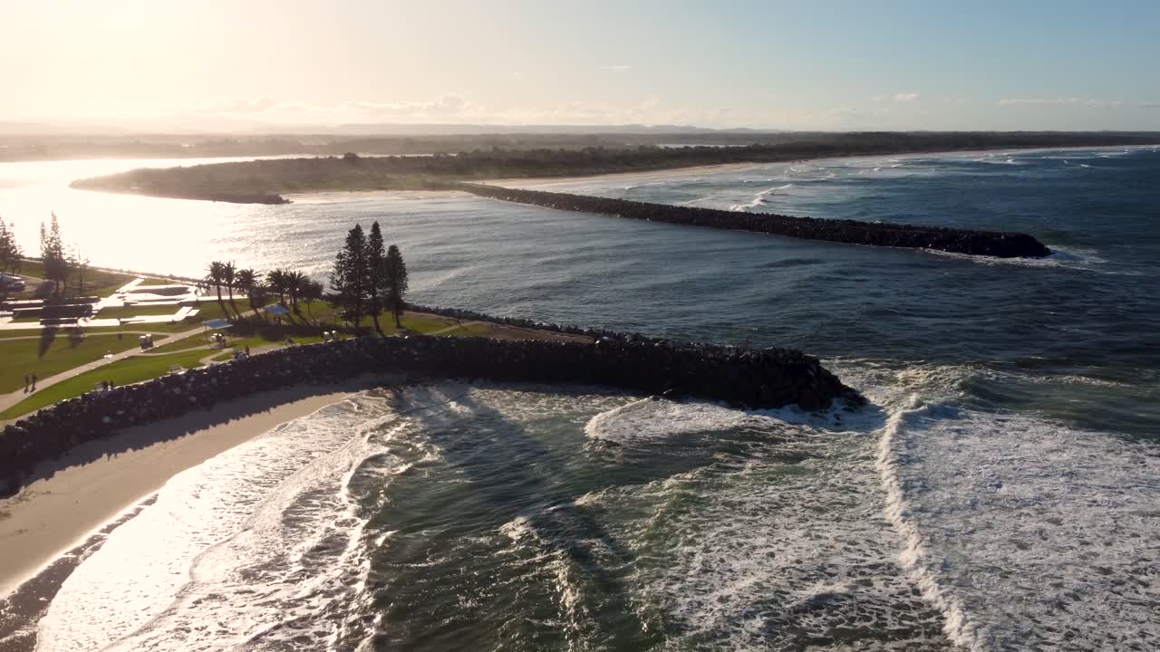 toma aérea de drones de la puesta de sol de la tarde entrada de la pared de la ruptura del río hastings con las playas del océano pacífico olas viajes turismo puerto macquarie nsw costa norte media australia 4k