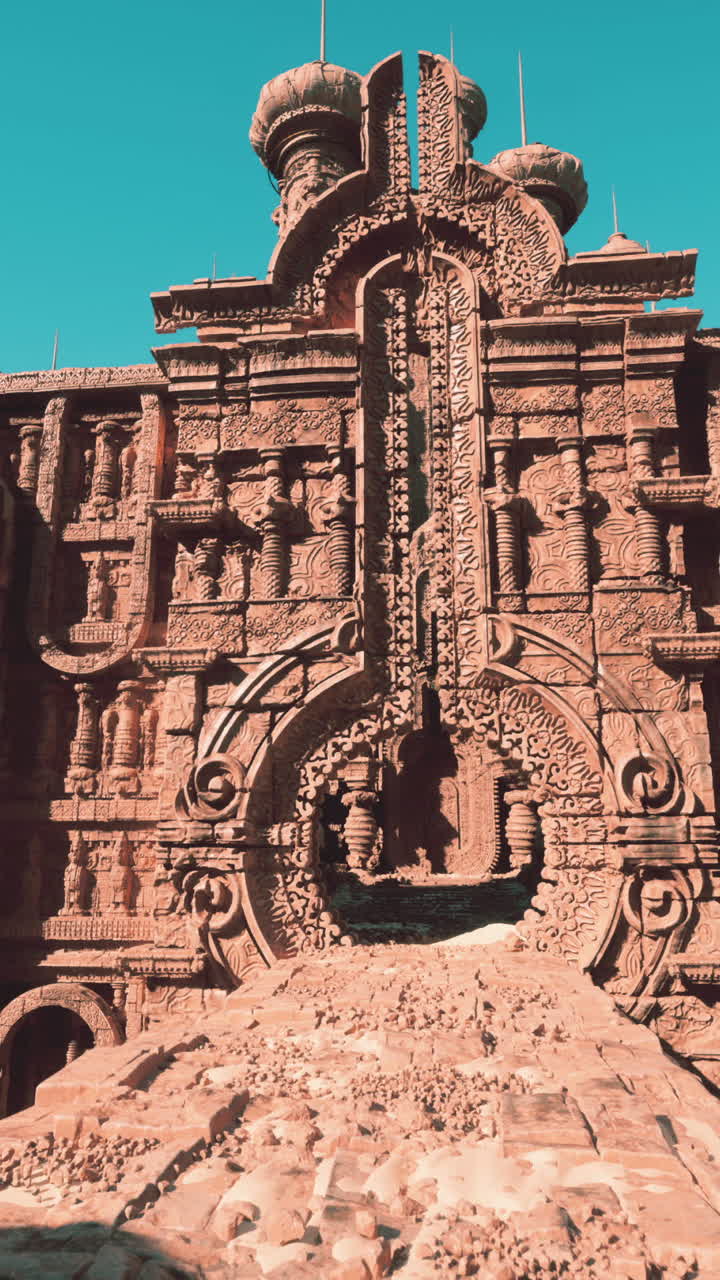 una gran puerta de piedra en una ciudad antigua