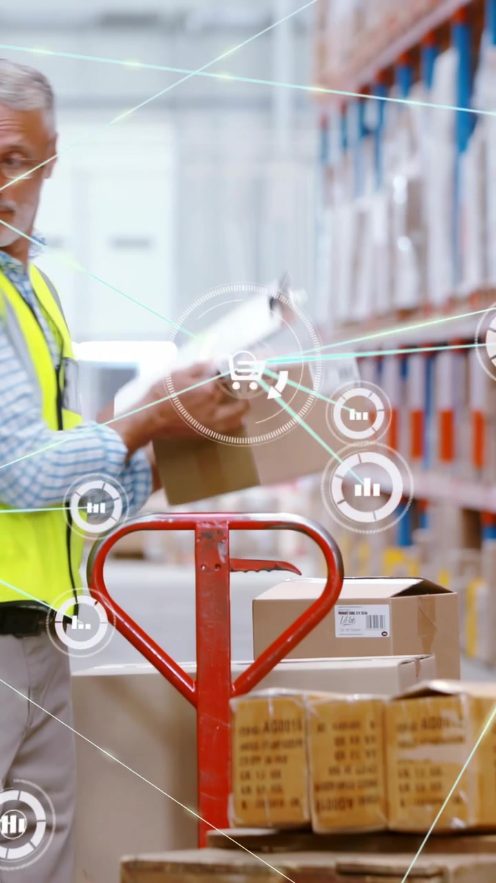 Video verticale: Operaio di magazzino che spinge un transpallet, controlla una clipboard attivando un HUD che collega le scatole all'inventario.