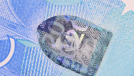 billete de veinte euros cara de dama girando en la superficie, disparo macro