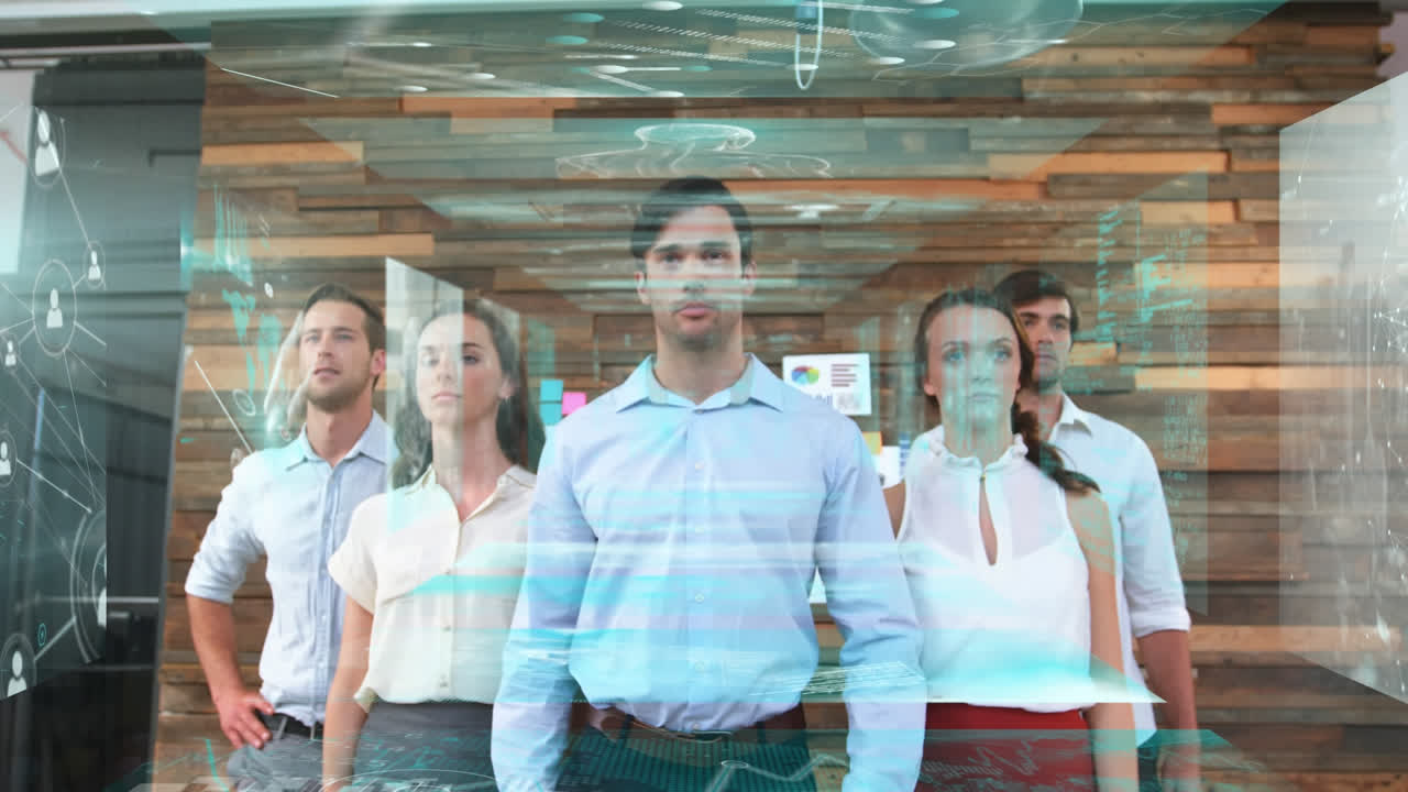 animación de datos sobre colegas de negocios caucásicos masculinos y femeninos que caminan en la oficina