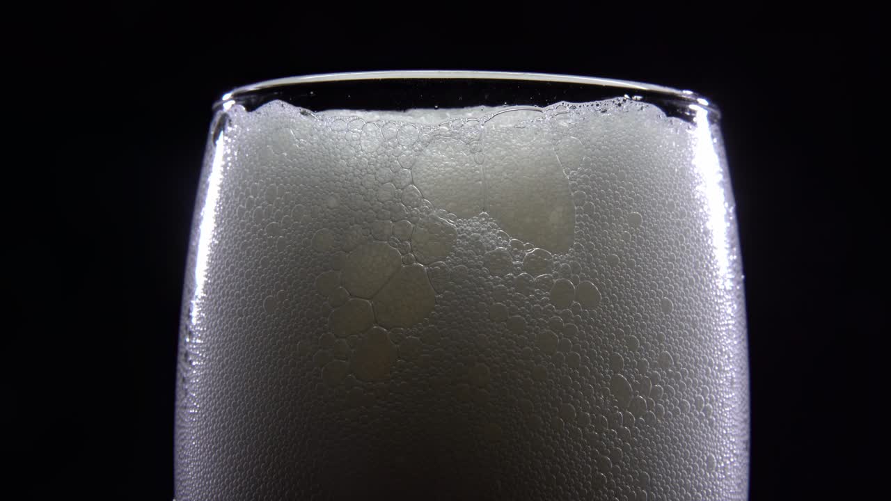 primer plano de un vaso de cerveza espumosa