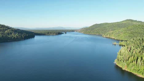 Estableciendo-Una-Toma-De-Drones-En-Spirit-Lake,-Idaho,-En-Un-Día-Soleado