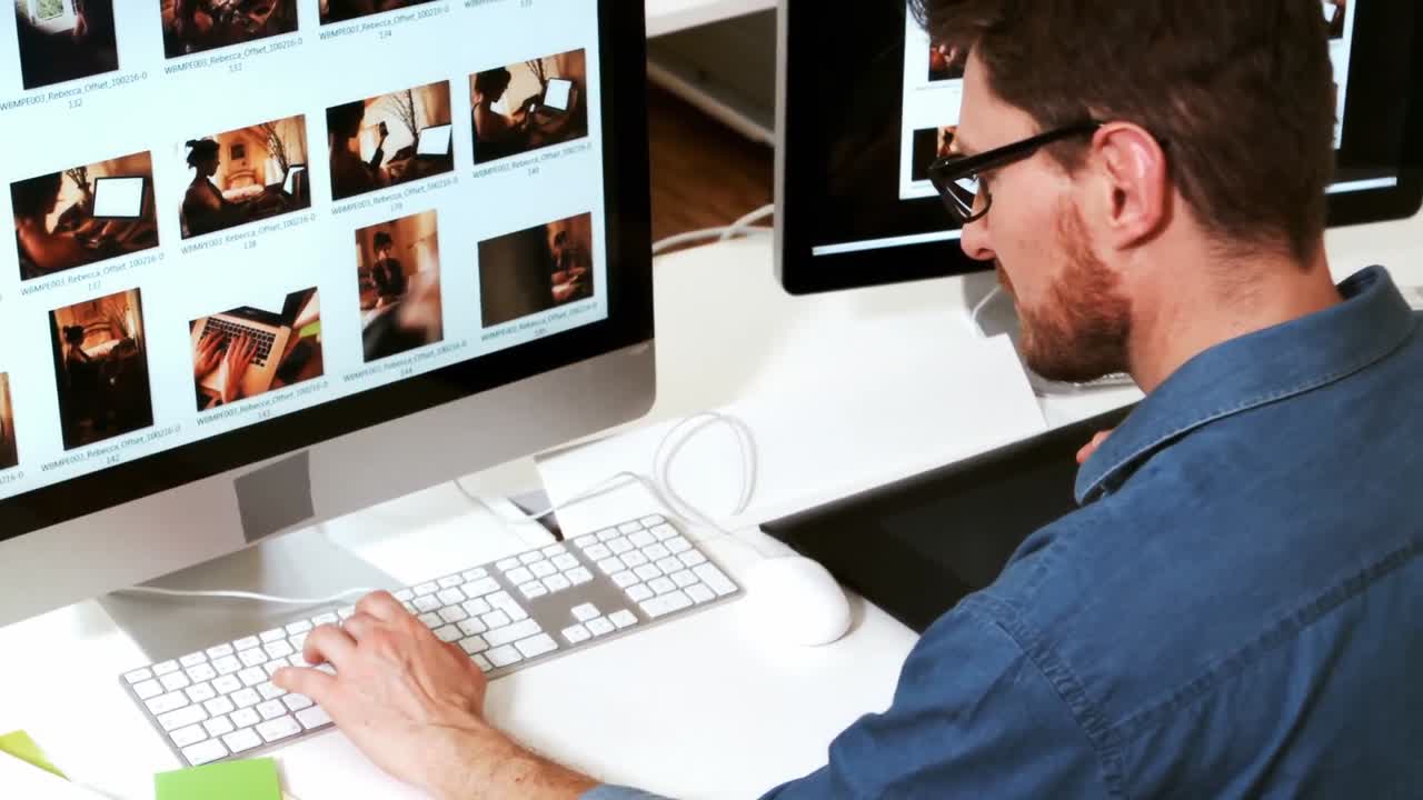 diseñador gráfico masculino trabajando en computadora