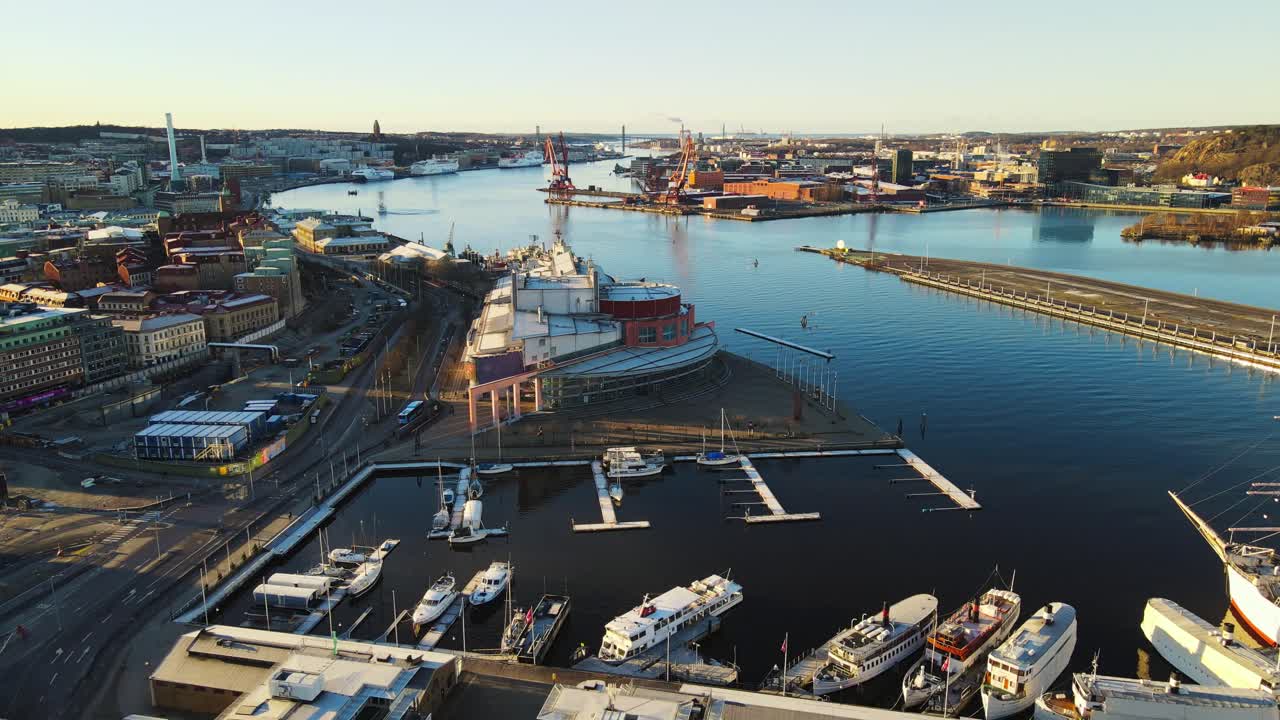 스웨덴 예테보리의 릴라 봄멘(lilla bommen)에 있는 고타 알브 강(goteborgsoperan) 근처의 페리 터미널