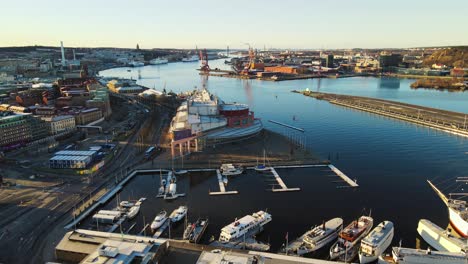 Terminal-De-Ferry-Cerca-De-Goteborgsoperan-Por-El-Río-Gota-Alv-En-Lilla-Bommen-En-Gotemburgo,-Suecia