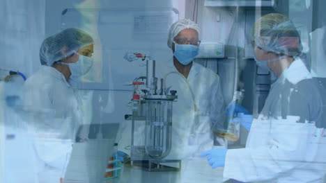 animación de científicos trabajando en un laboratorio sobre personas en una calle en el fondo.
