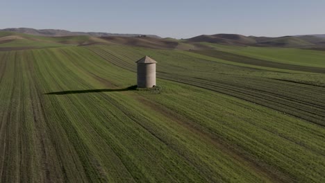 Silo-De-Italia-En-El-Campo-Con-Campo-Verde