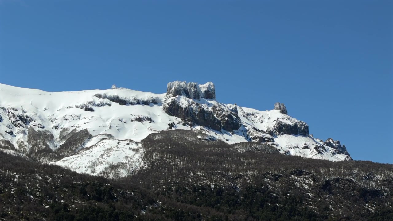 Veduta aerea di una cima innevata nella catena montuosa delle Ande. Patagonia argentina. Neuquén. 4K.