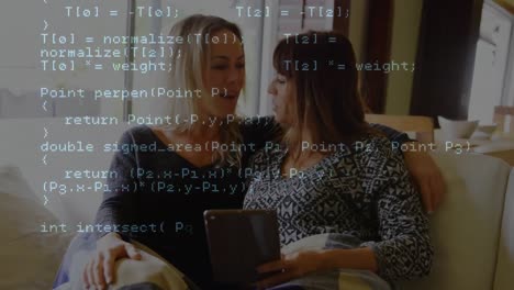 animación del procesamiento de datos sobre mujeres caucásicas usando tableta.