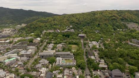 colorida imagen aérea de kyoto con templos, montañas y el horizonte de la ciudad en kyoto, japón