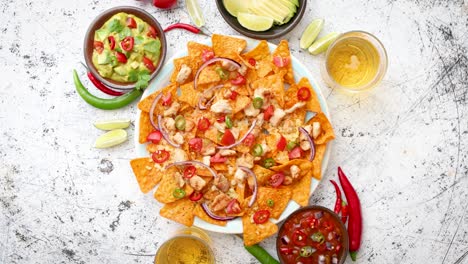 nachos picantes de maíz mexicano servidos con queso derretido