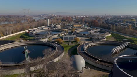 planta de aguas residuales y producción de biogás de vuelo aéreo sobre avignon, francia