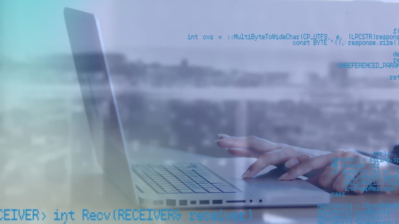 Animação de processamento de dados sobre o torso de uma empresária usando um laptop no escritório