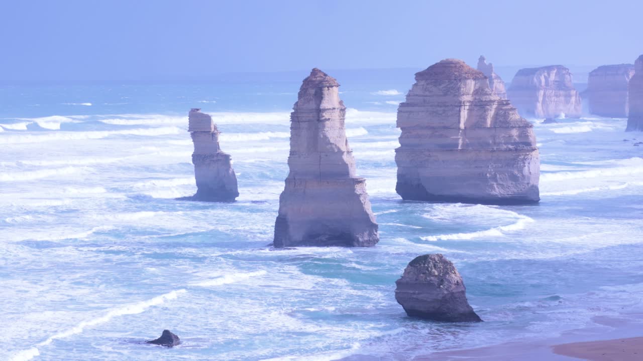 그레이트 오션 로드 (great ocean road) 를 따라 열두 사도들의 바위 형태의 조용한 풍경, 오스트레일리아 멜버른에서 부드러운 낮빛 아래에서 찍힌 사진.