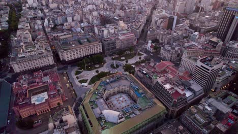 Vista-Aerea-Estableciendo-La-Plaza-De-Mayo-En-El-Centro-Administrativo-De-La-Ciudad-De-Buenos-Aires,-Arquitectura-Representativa-En-La-Hora-Azul