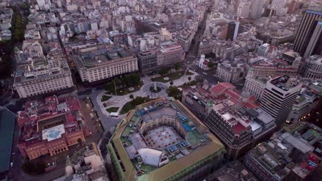vista aerea estableciendo la plaza de mayo en el centro administrativo de la ciudad de buenos aires, arquitectura representativa en la hora azul
