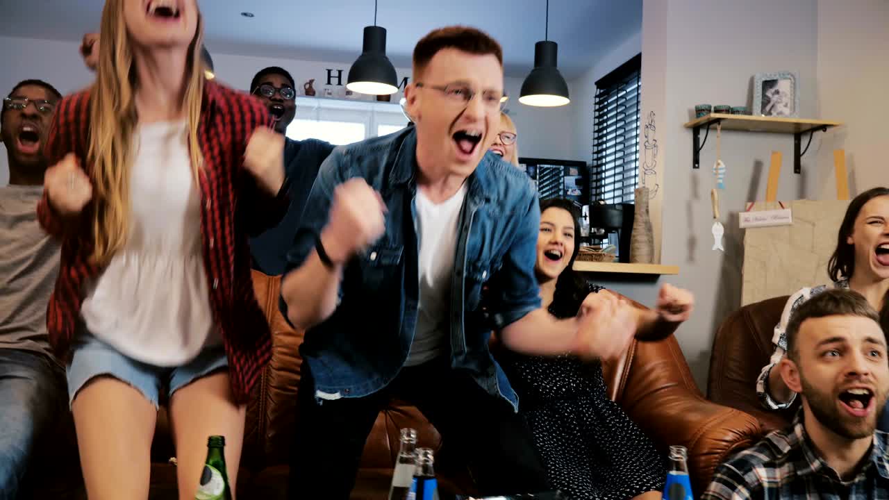 다민족 스포츠 팬들은 골을 축하하는 미쳤습니다. 4k 슬로 모션. 학생들이 좋아하는 팀을 지지합니다. 감정. 유포리아.