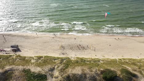 Antenne:-Anflug-Auf-Jugendliche,-Die-An-Einem-Sandstrand-Fußball-Spielen