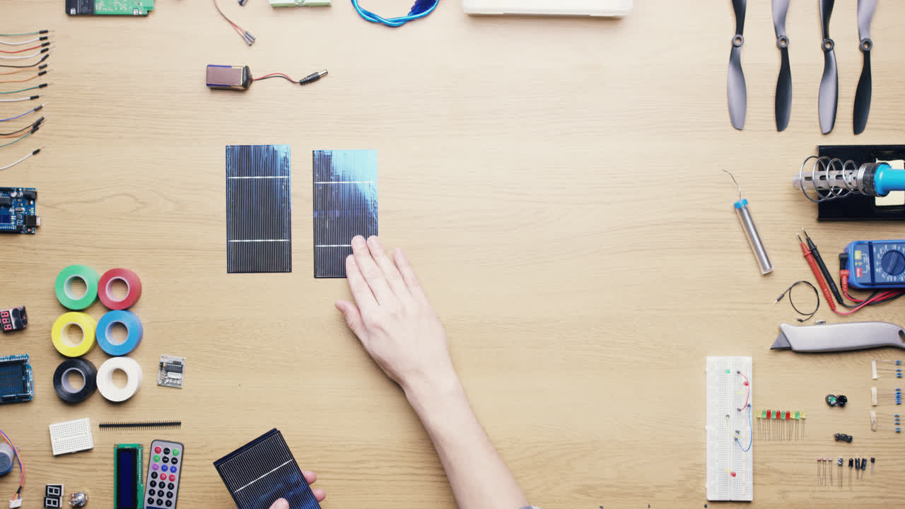 vista superior técnico hombre sosteniendo paneles solares concepto de energía verde desde arriba - dragón épico rojo