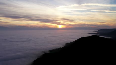 Vista-Aérea-De-La-Hermosa-Puesta-De-Sol-Sobre-El-Mar-De-Nubes