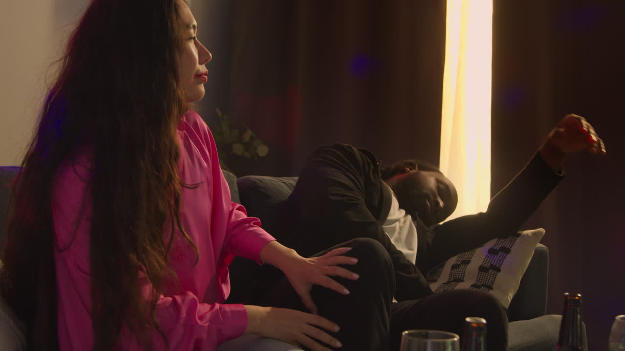 집 파티에서 술을 마신 후 소파에서 깨어난 부부는 숙취로 고통받고 있습니다.