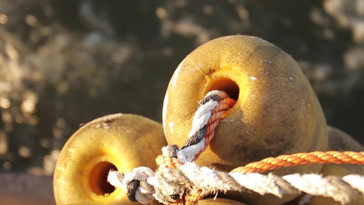한국 서울의 일몰에 페리의 부표에서 태양이 반사됩니다.
