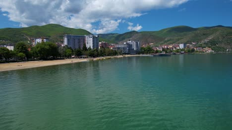 el tranquilo lago refleja la hermosa primavera de pogradec, destino para la relajación, el ocio y el disfrute