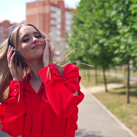 mujer escuchando música con auriculares
