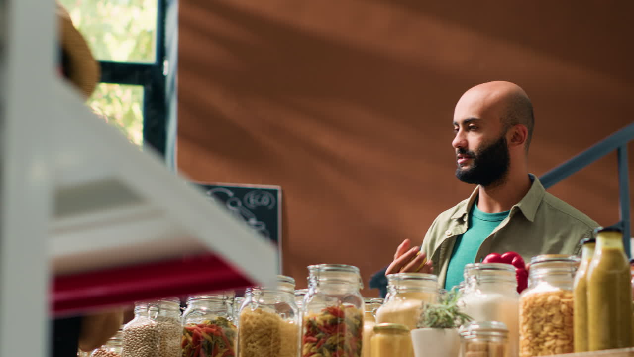 el vendedor ofrece a la persona productos a granel