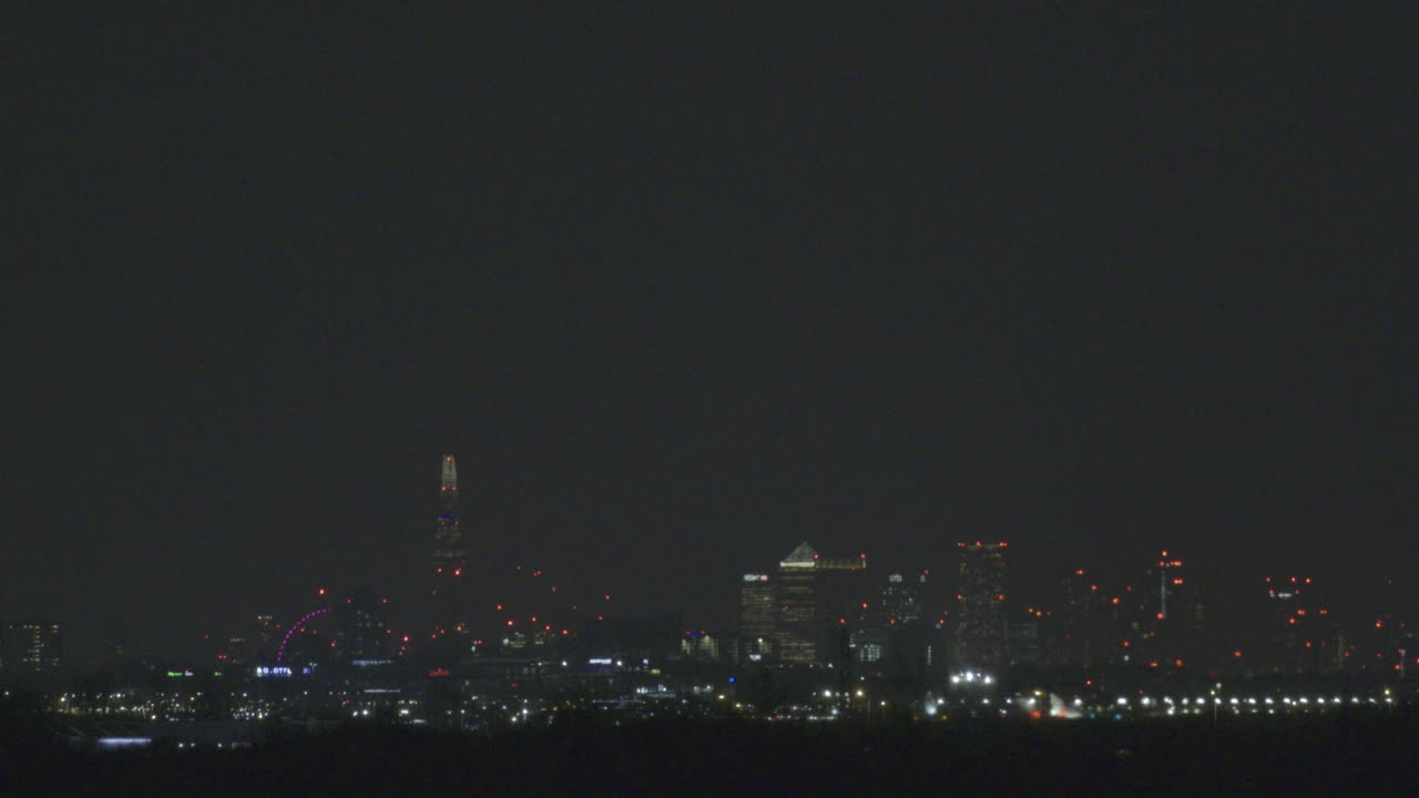 ロンドン空港から離陸街のスカイラインを横断して遠くの視点から撮影